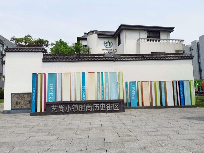 5月18日,无私的稀有大叔和路飞带着我们徒步艺尚小镇,穿越两大壮观