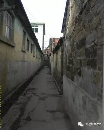 住宅尽量避免建在死胡同的最里面.这里面通常秽