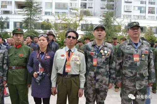 这是一等功臣刘海洋,胡国桥和战斗英雄安忠文等战友参加宣传老山精神