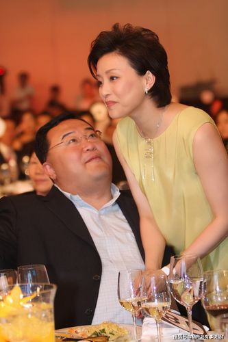 52岁杨澜全家照,儿子像妈妈,女儿像爸爸,儿女颜值差异