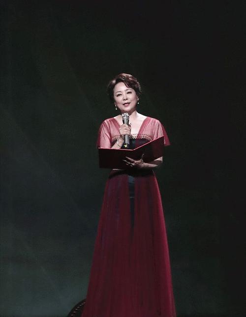 张瑜活成奶奶辈骄傲,一身黑白波点套装端庄稳重,高级洋气