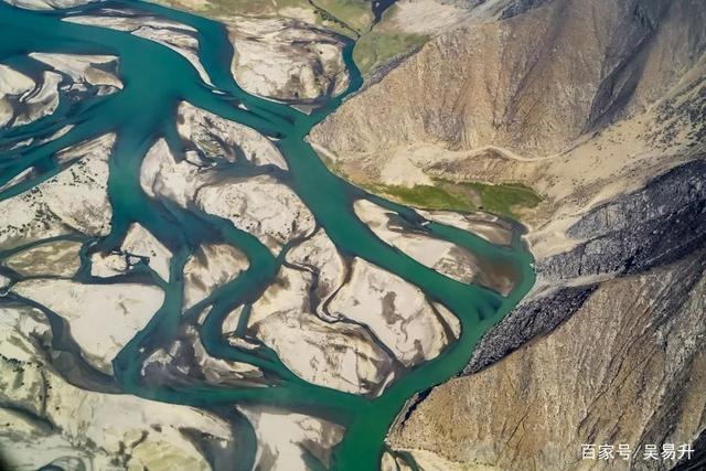 雅鲁藏布江的辫状水系.