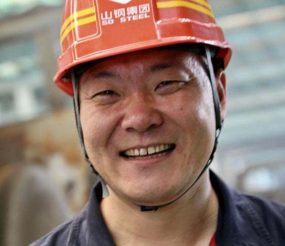 巜笑脸》一钢铁工人美