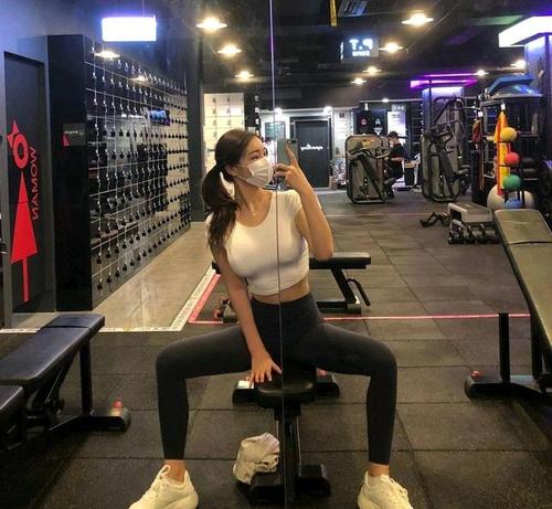 健身房自拍的口罩女!摘了口罩居然这么美!