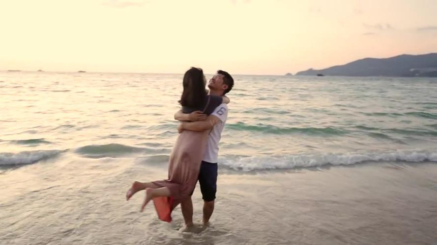 情侣海边奔跑拥抱新婚夫妻海边度蜜月_1920x1080_高清