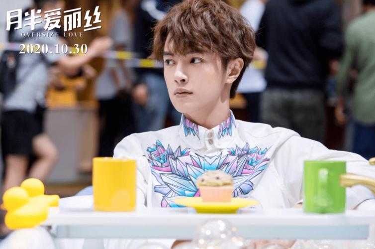 月半爱丽丝官鸿温柔背后的真性情星专访