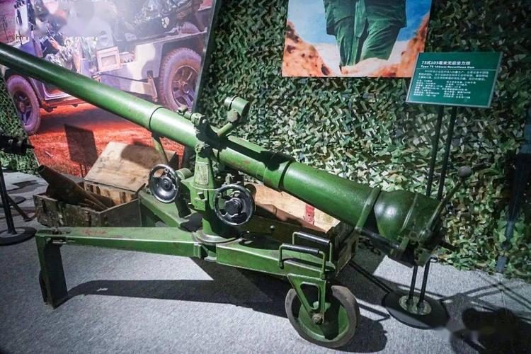 75式105毫米无后坐力炮(1975年定型生产)军人与武器71式100毫米迫击炮