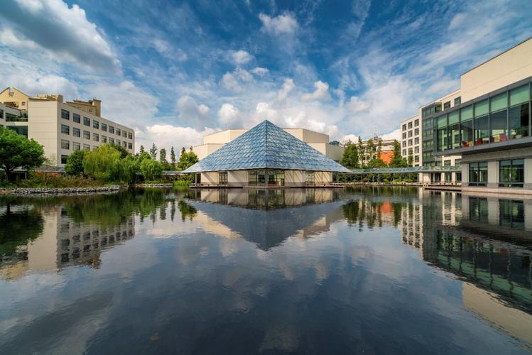 图为中欧国际工商学院上海校区