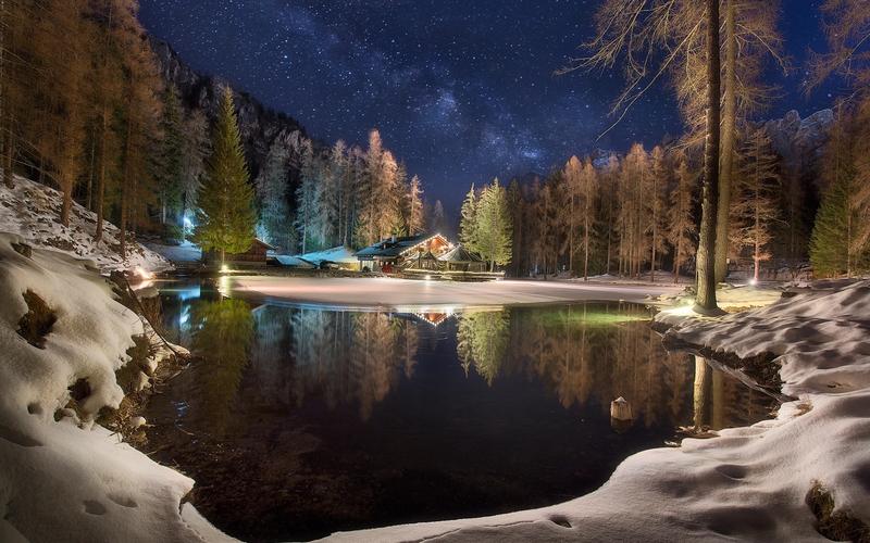 壁纸 冬天,湖,房子,树木,森林,雪,夜晚,星空
