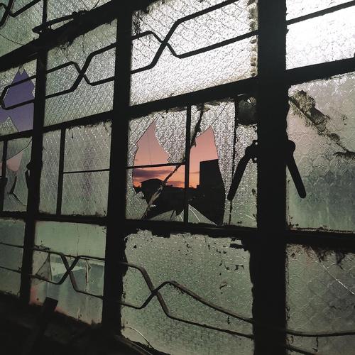 破碎的玻璃花窗