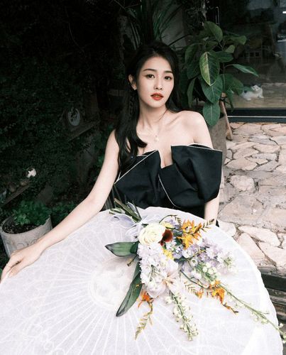 原创白鹿的"优雅名媛"风太成功了,包臀裙更显雪白长腿,精致又可爱