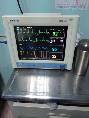 请分析一下这个心电图,拜托.