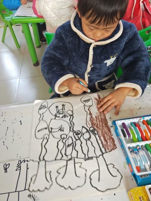 刘店幼儿园美术班:蜡棒画:《冬眠的小动物》.