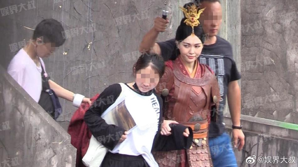 网曝唐嫣新剧片场照面部浮肿获助理搀扶孕味浓
