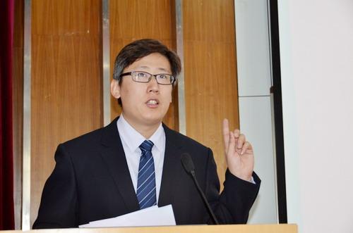 经管学院党总支副书记魏强主持仪式
