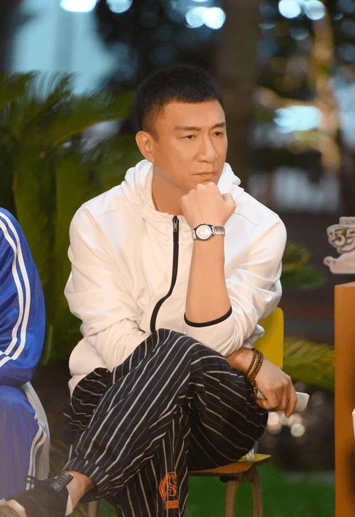孙红雷不愧是孙漂亮穿白色外套时髦时尚一点不像中年人