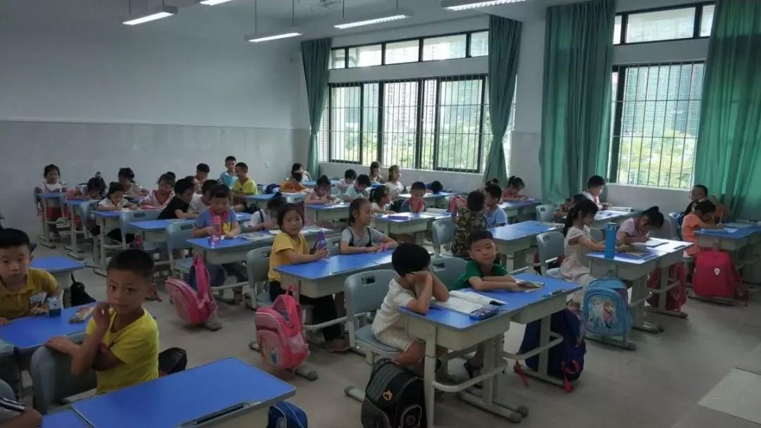 同学们在新的教室上课啦