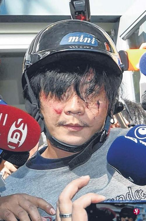 王景玉昨天在派出所和警分局外,两度被极度愤怒的民众痛殴.