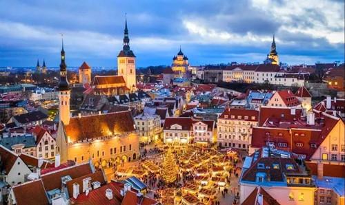 新年前夜,丹麦人喜欢在自家门前燃放烟花.