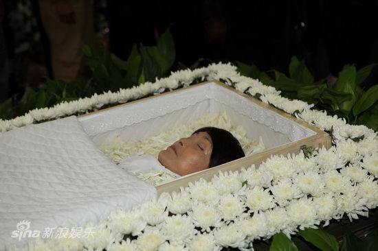 今日上午10点左右,知名演员李婷的追悼会在北京八宝山殡仪馆举行,刘威