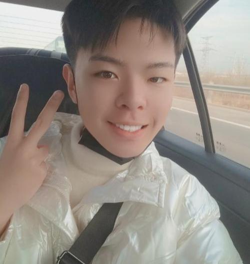 刘学州生前照片曝光独自在三亚街边吃饭网友他太独孤了