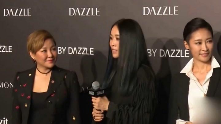 那英与闺蜜梁静现身机场,天后大腿粗壮身型似路人