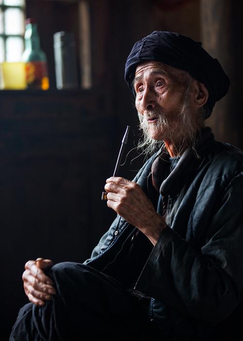 同样是瑶族同胞,同样是居住在广西,见到龙胜红瑶百岁老汉精神矍铄