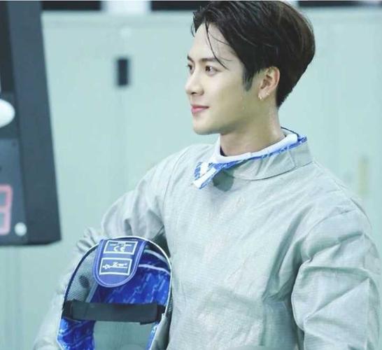 王嘉尔:从击剑运动员到歌手,何炅评价他太拼根本不敢停