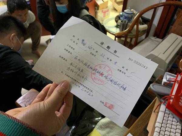 甚至冰箱中搜出了各类病历本,病假单以及各种医院印章,此时蹲在那儿默