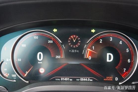 请问为什么宝马x3有两种全液晶仪表盘的样式