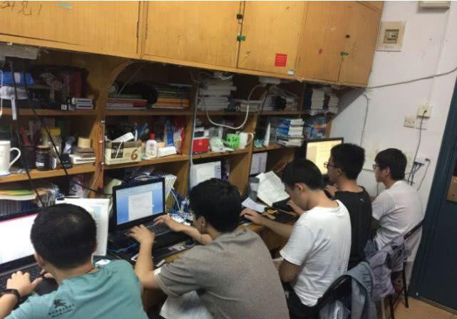 大学禁止宿舍内玩游戏,发现后没收电脑,网友:三流大学