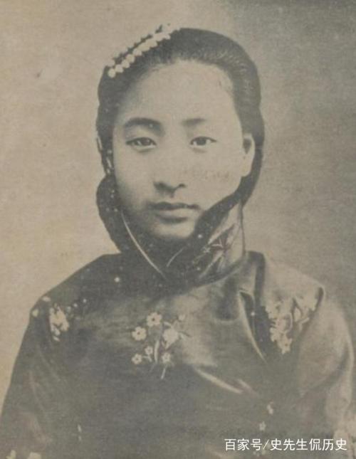 侠妓小凤仙老照片,与蔡锷将军合影一脸幸福,图4晚年时候的样子