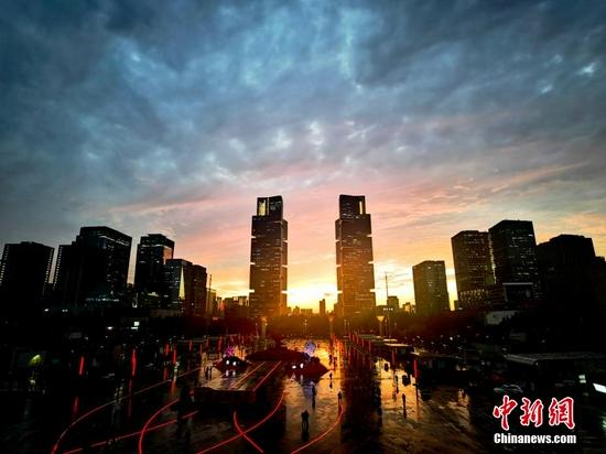 河南郑州雨后现唯美晚霞组图