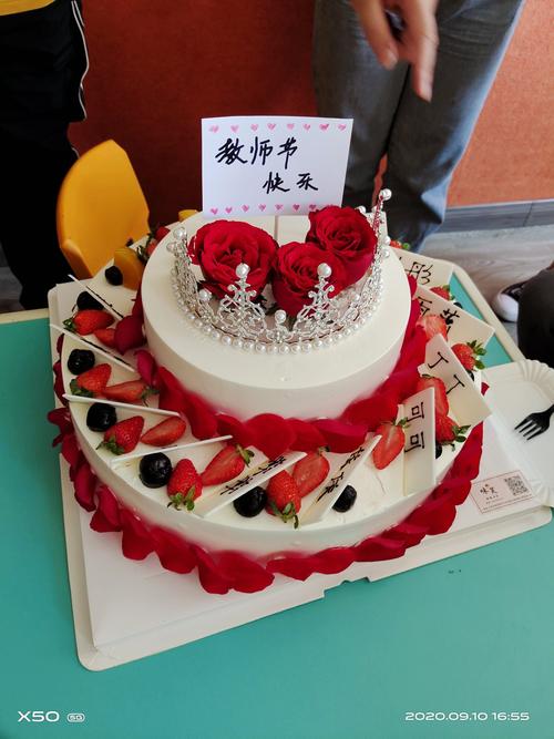 语露同行的家长们给老师们送来了美味的节日蛋糕,和老师们一起过