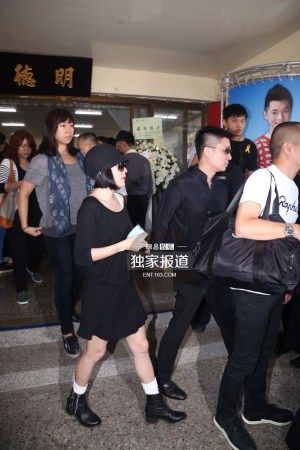 首页 滚动新闻  小s夫妇现身安钧璨告别仪式