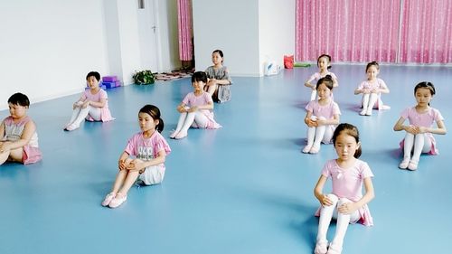 基本功指的是舞蹈的基本训练,比如:脚腕的力量,软开度训练,站姿等等.