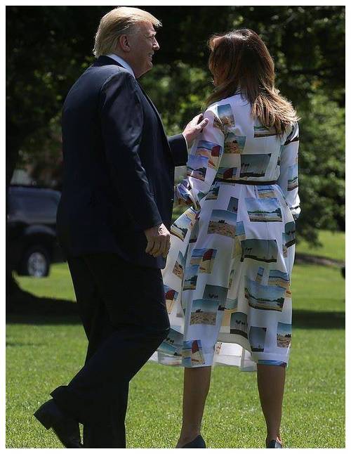 原创梅拉尼娅随丈夫访问日本2万7明信片衬衫裙真优雅鞋跟又陷泥里