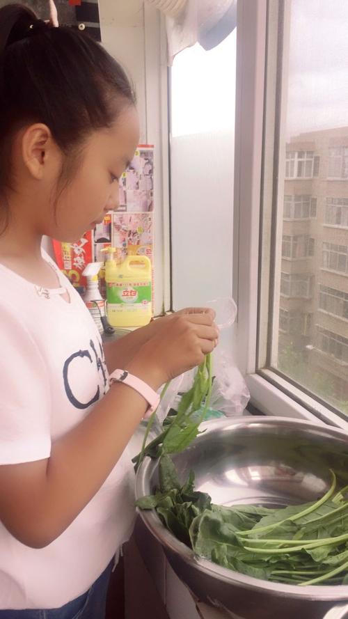 我还帮妈妈洗菜摘菜
