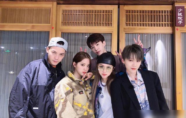 陈伟霆周扬青给刘雨昕过生日,拍合照陈伟霆让周扬青原图直出