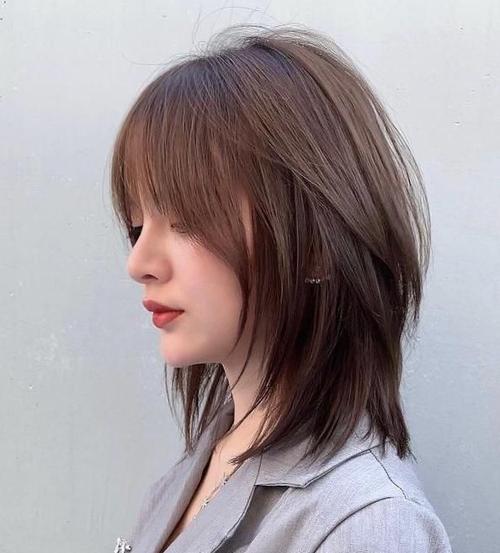 2019年火了一年的辛芷蕾发型已过时,2020年流行"中发碎剪"