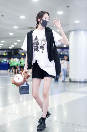 明星爱大牌:王紫璇清爽白t配热裤小秀大长腿