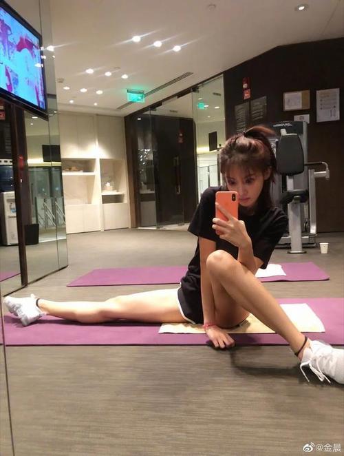 在水里的感觉,她更觉得游泳可以锻炼到全身的肌肉,可以很好地保持身材