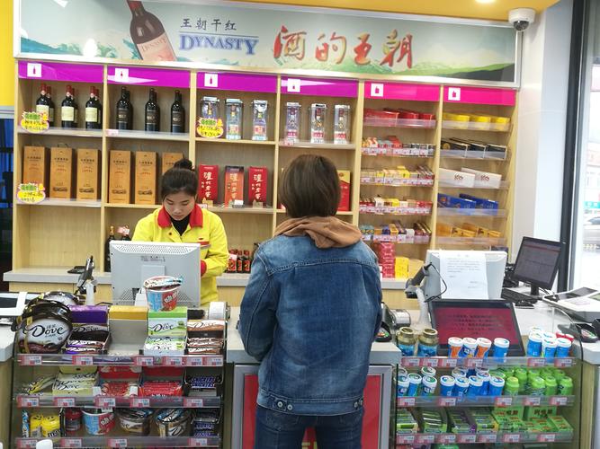 顾客购买便利店商品