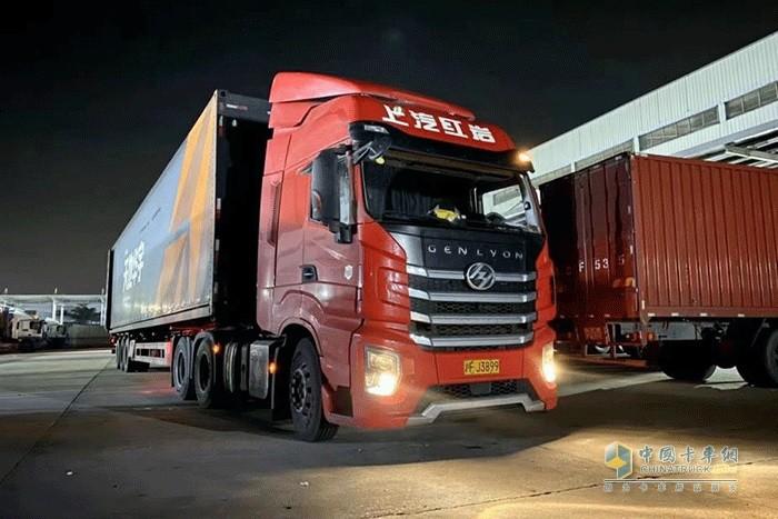 红岩杰狮h6牵引车的超能力让赵师傅一月跑4万多公里