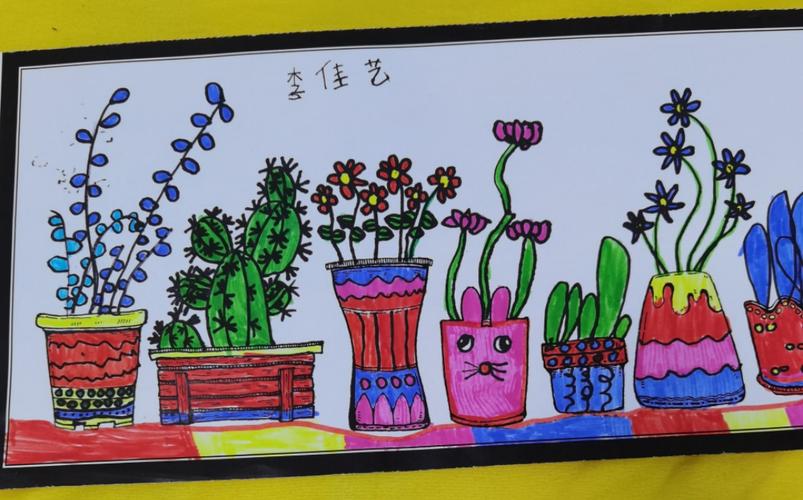 美丽的花朵点缀了阳台温馨的一角