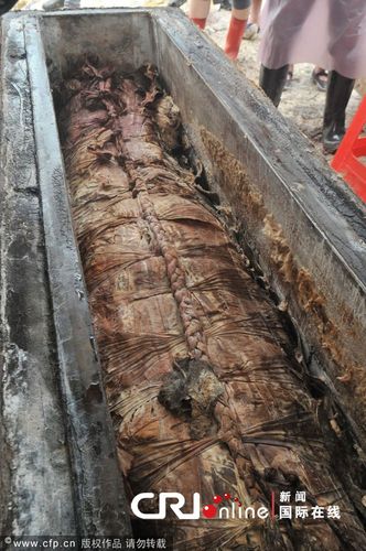 南昌明代宁王后裔墓出土 尸体龙袍玉带保存完好(高清组图)