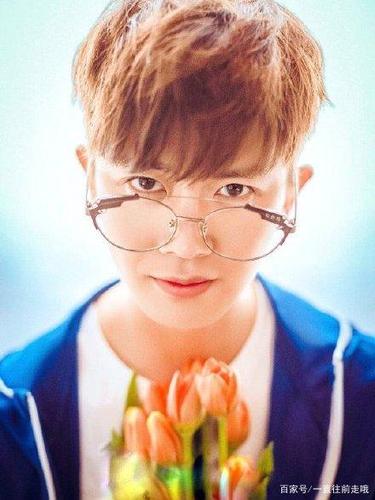 任嘉伦戴眼镜别有一番滋味,眼镜都封印不了颜值,随时散发魅力!