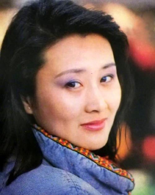 图为年轻时的张凯丽.