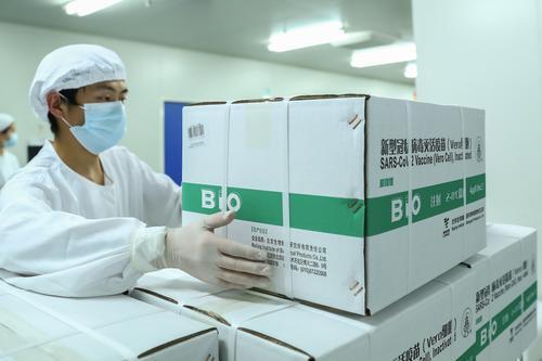 集团中国生物北京生物制品研究所的新冠病毒灭活疫苗分包装车间内工作
