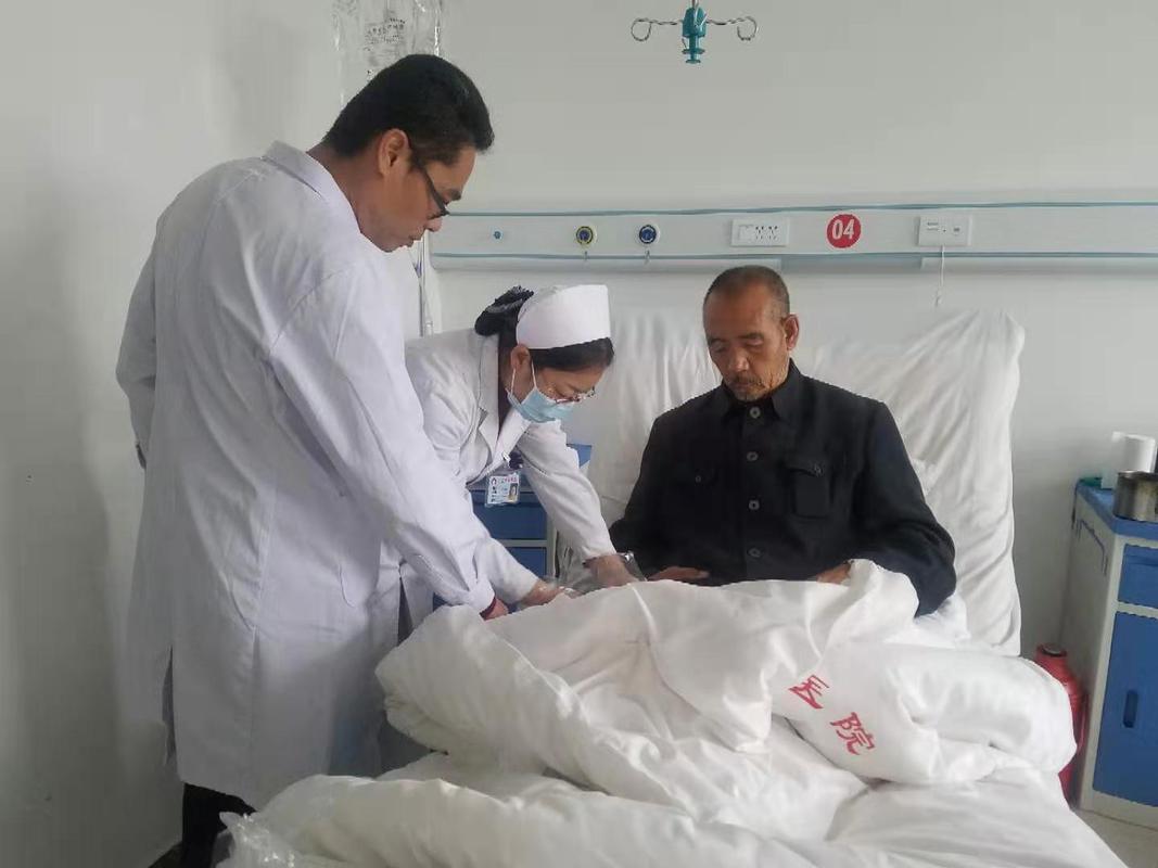 孤寡老人住院无人照料 医护人员关爱有加